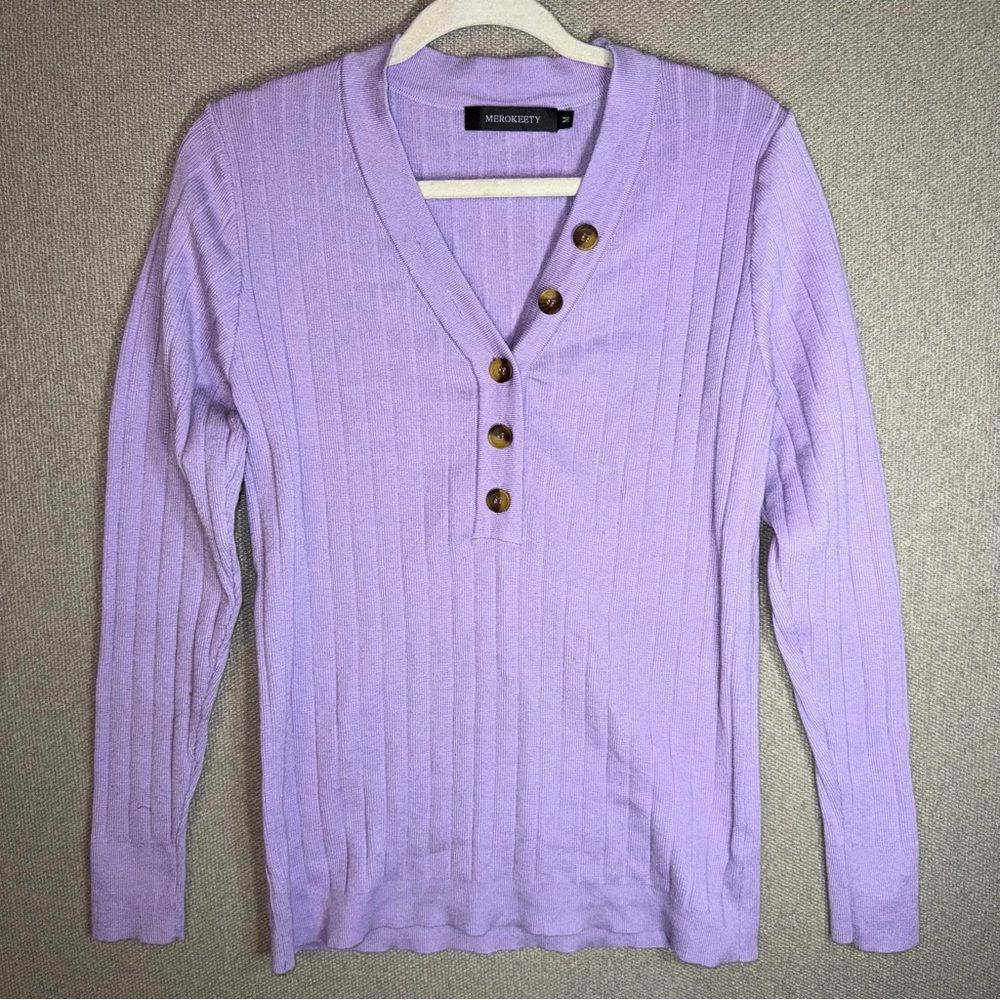 Merokeety size medium Women's Lavender rubbed V-Neck Shirt